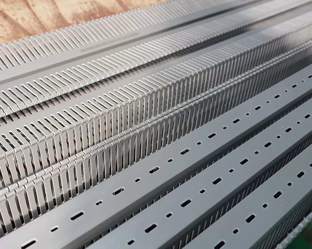 Apa sawetara resistance suhu saka tray kabel PVC flame-retardant nang kabinet distribusi?